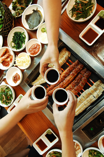 ▲ 고창 석정온천 휴스파에서 온천욕을 즐긴 뒤 지역특산물인 풍천장어와 복분자주를 맛볼 수 있다.  ·사진제공=전북도