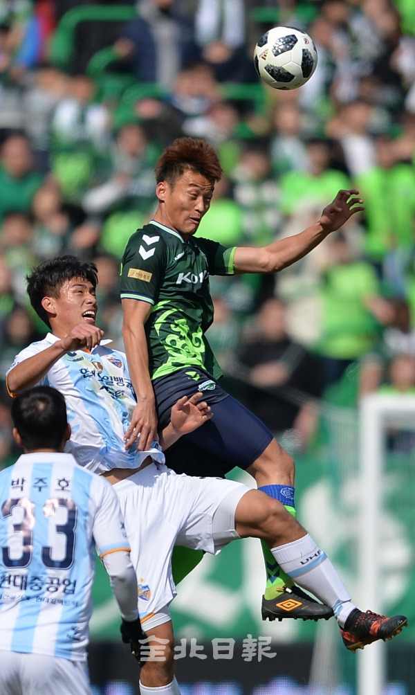 2018 프로축구 KEB하나은행 K리그 전북현대와 울산현대의 개막전 경기가 열린 1일 전주월드컵경기장에서 선수들이 공중 볼 경합을 벌이고 있다. 박형민 기자