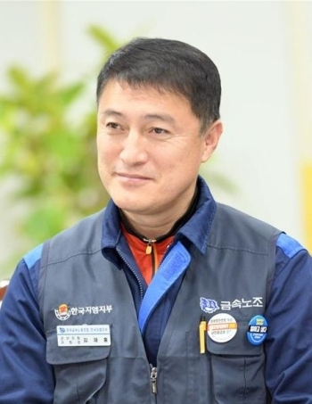 ▲ 김재홍 금속노조 한국지엠지부 군산지회장은 이번 군산공장 폐쇄 원인을 지엠측의 경영실패로 규정하고 향토기업을 지키기 위한 싸움을 계속할 뜻을 밝혔다.