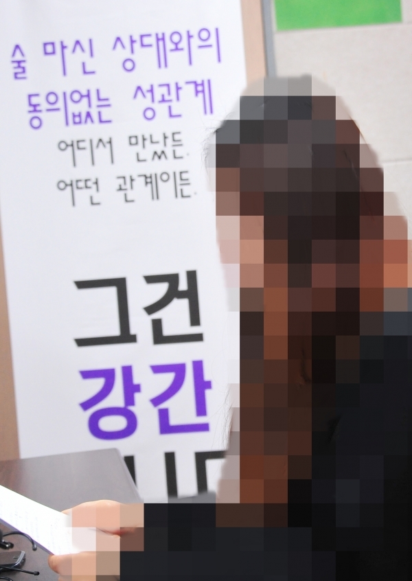 ▲ 6일 연극배우 A씨가 성폭력예방치료센터에서 2012년 극단 대표에게 성폭행을 당했다고 주장하는 기자회견을 하고 있다. 조현욱 수습기자