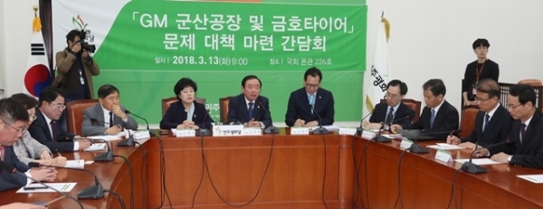 민주평화당 장병완 원내대표가 13일 국회에서 열린 GM 군산공장 및 금호타이어 문제 대책 마련 간담회에서 발언하고 있다. 연합뉴스