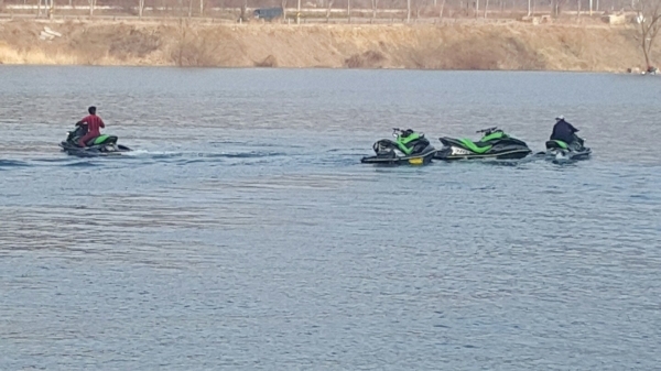 전주 아중저수지에서 시민들이 수상 레저 활동을 즐기고 있다. 독자 제보 사진