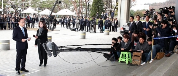 뇌물수수·횡령·조세포탈 등 혐의를 받는 이명박 전 대통령이 14일 오전 서울 서초구 서울중앙지검에 피의자 신분으로 출석하고 있다. /연합뉴스