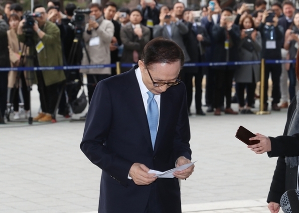 뇌물수수·횡령·조세포탈 등 혐의를 받는 이명박 전 대통령이 14일 오전 서울 서초구 서울중앙지검에 피의자 신분으로 출석하고 있다. /연합뉴스