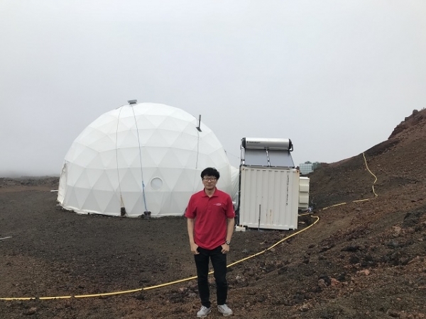 하와이 화산지대에 마련된 숙소 앞에서 한석진 교수