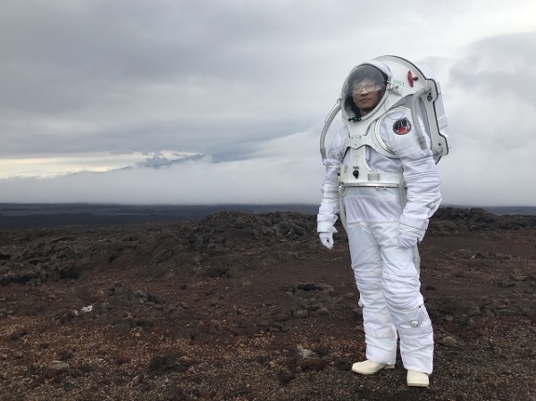 우주복을 입은 한석진 교수가 임무를 수행하고 있다.