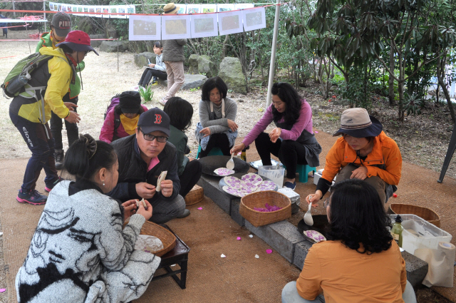 ▲ 지난해 열린 제7회 서귀포 봄맞이 축제에서 참가자들이 진달래꽃으로 화전(花煎) 만들기 체험을 하고 있다.