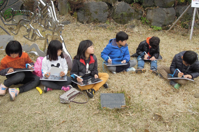 ▲ 지난해 서귀포시 이중섭공원에서 열린 제7회 서귀포 봄맞이 축제에서 은지화 그림 그리기 대회가 열리고 있다.