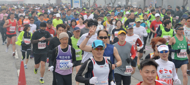 ▲ <전주 전국마라톤> ‘힘찬 레이스’ 2018 전북일보 전주 전국마라톤대회가 열린 25일 하프마라톤, 10km, 5km 각 구간에 참가한 선수들이 레이스를 즐기고 있다.