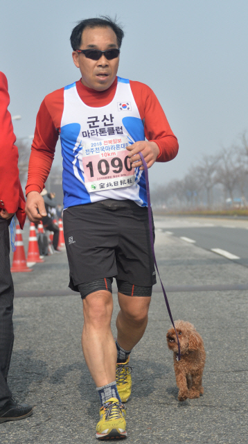 ▲ <“너도 힘들지?”> 대회 참가자가 자신의 반려견과 함께 마라톤을 뛰고 있다