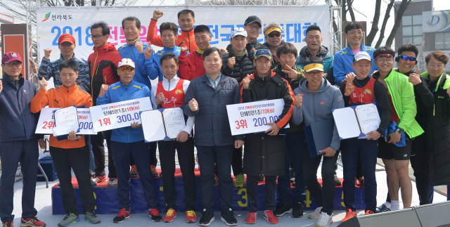 ▲ <“내년에도 또 뛸거에요”> 대회 입상자들이 대회가 끝난후 열린 시상식에서 상패와 상금을 받은 가운데 단체사진을 찍고 있다.