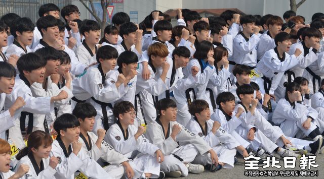 ▲ 전국 마라톤 동호인들의 봄 맞이 레이스인 ‘2018 전북일보 전주 전국마라톤대회’가 25일 전주와 김제 일원에서 열렸다. 이날 출발에 앞서 우석대 태권도학과 재학생들이 파이팅을 외치며 기념촬영을 하고 있다. 박형민 기자·조현욱 수습기자