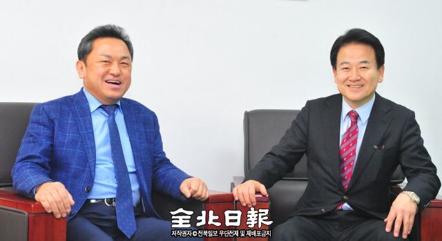 ▲ 지난달 28일 전북일보사에서 백성일 전북일보 부사장 주필과 정동영 의원이 대담을 하던 중 환하게 웃고 있다. 조현욱 수습기자