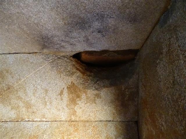 ▲ 현실 내부 북서모서리에 큰 구멍이 뚫려있는 모습.