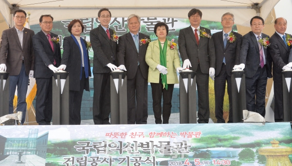 ▲ 국립익산박물관 건립공사 기공식이 열린 5일 익산시 금마면 건립현장에서 송하진 도지사와 배기동 국립중앙박물관장, 정헌율 익산시장 등 기관단체장과 조배숙 민주평화당 대표, 이춘석 국회의원 등 참석자들이 축하버튼을 누르고 있다. 박형민 기자