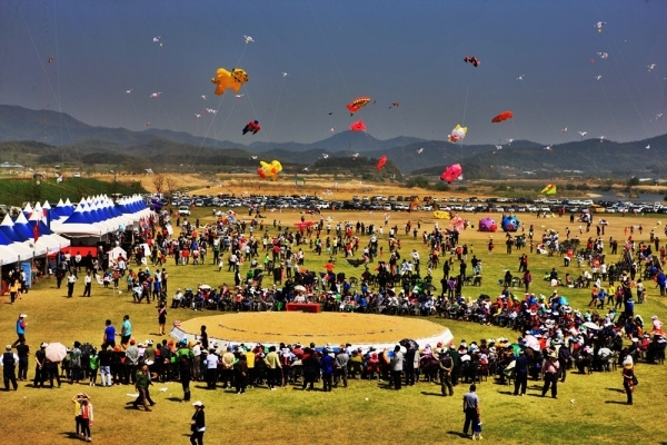 ▲지난해 의성세계연축제 때 많은 인파가 몰린 모습. 올해는 다채로운 세계 각국의 연뿐 아니라 체험형 프로그램을 즐길 수 있다. 의성세계연축제집행위원회 제공