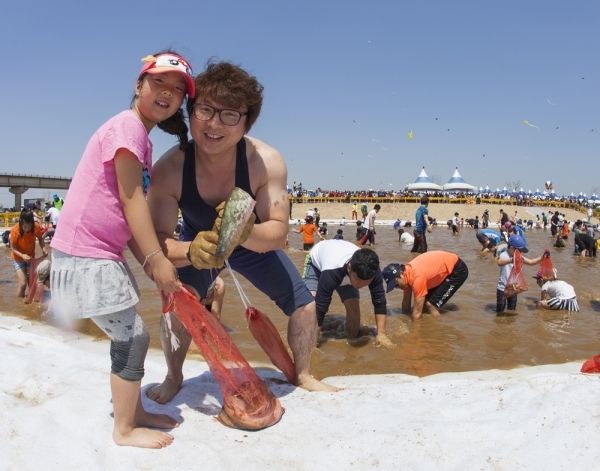 ▲‘메기`송어 맨손잡기 체험’ 등 올해는 지난해보다 더 다채로운 부대행사와 이벤트를 만날 수 있다. 지난해 축제 때 마련된 체험형 부스들. 의성세계연축제집행위원회 제공