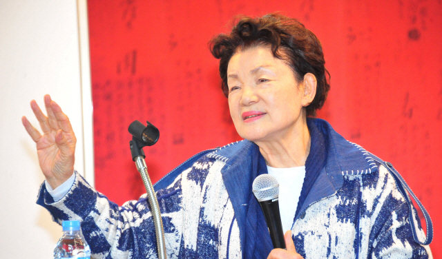 ▲ 전북일보 리더스아카데미 제5기 4강의가 열린 지난 5일 우석대 공자 아카데미 중국문화관 화하관에서 신달자 시인이 '너무나 낯선 미래'를 주제로 강의를 하고 있다. 조현욱 수습기자