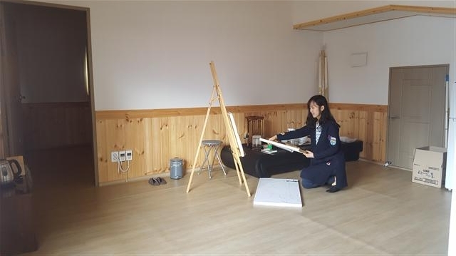 ▲ 이보영 한국화가가 자신의 작업실을 정리하고 있다.