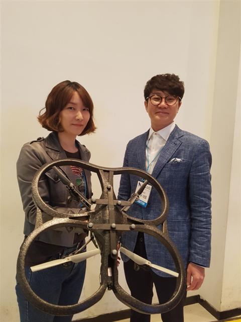▲ 송지연 작가(왼쪽)와 송대규 써티데이즈 대표가 드론을 들고 포즈를 취하고 있다.