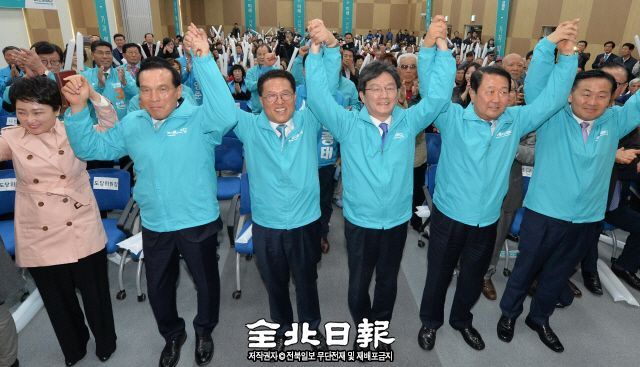 ▲ 바른미래당 전북도당 개편대회 및 정책홍보단 출정식이 열린 10일 전주상공회의소 대회의실에서 유승민, 박주선 공동대표와 김관영, 정운천 공동 도당위원장 및 출마예정자를 비롯한 당원들이 지방선거 승리를 다짐하며 맞잡은 손을 들고 있다. 박형민 기자