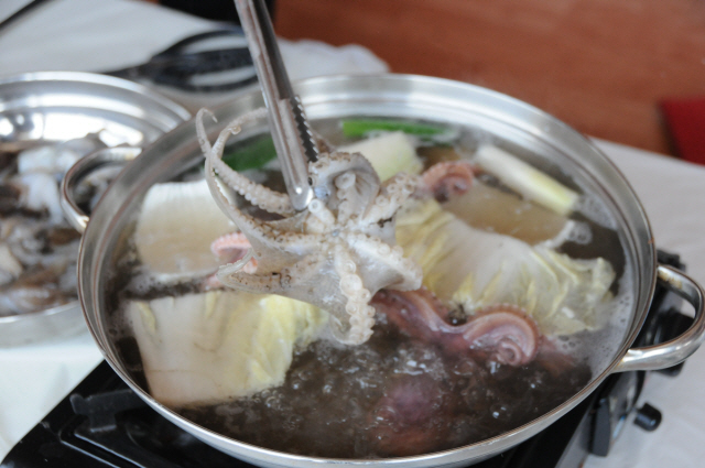 ▲ 몽대횟집의 주꾸미 샤부샤부.