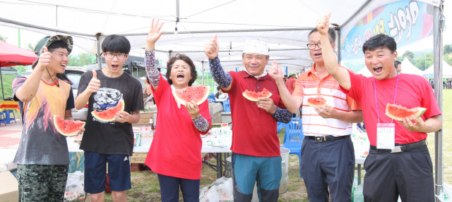 ▲ 동향면에서 매년 8월 초 개최하고 있는 ‘동향 한여름밤 수박축제’ 모습.