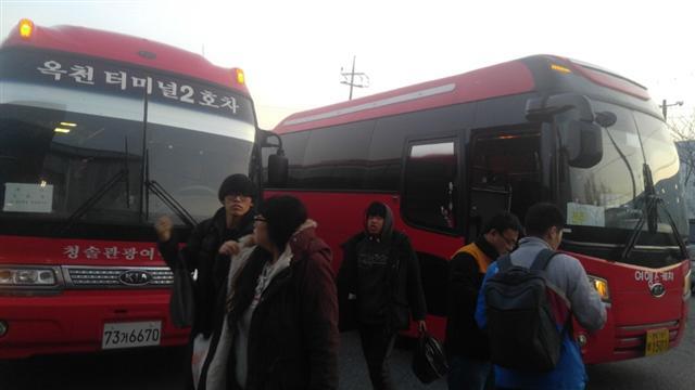 ▲ 충북에 위치한 물류터미널에 전국 각지에서 모인 알바생들이 버스에서 내리고 있다.