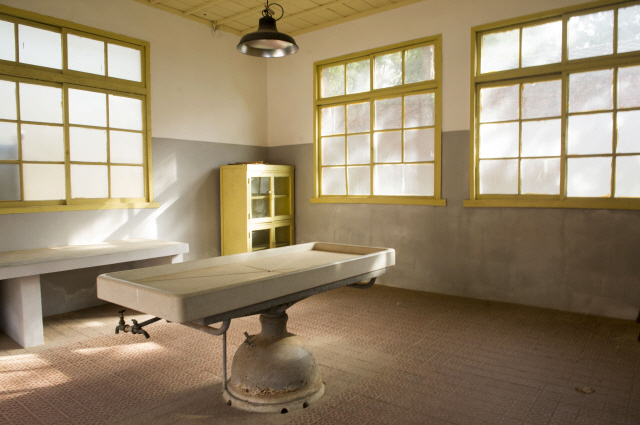 ▲ 소한센인이 죽으면 부검을 했던 검시실. 사망자는 가족의 의사와 무관하게 검시를 마친 뒤에야 장례를 치를 수 있었다. 광주일보=김진수 기자