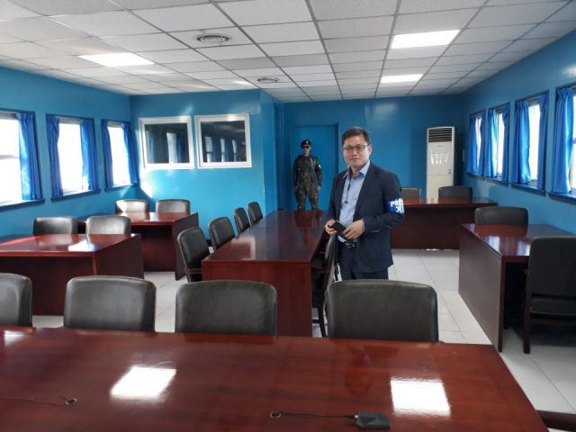 ▲ 본보 이성원 기자가 군사정전위원회 회의실에서 취재하고 있다.