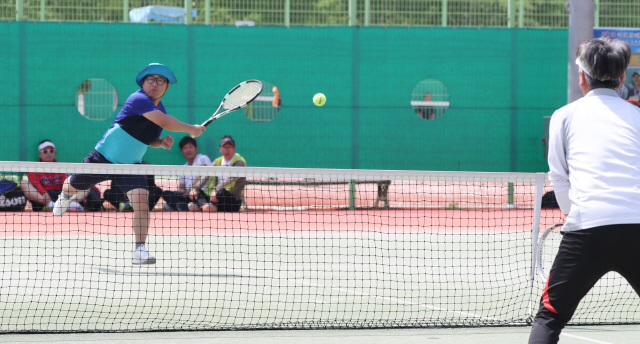 ▲ 제29회 전북 직장 및 클럽대항 테니스대회 참가 선수들이 열띤 경기를 펼치고 있다. 조현욱 기자·