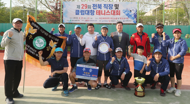 ▲ 직장부 우승을 차지한 전북대팀이 파이팅을 외치고 있다.