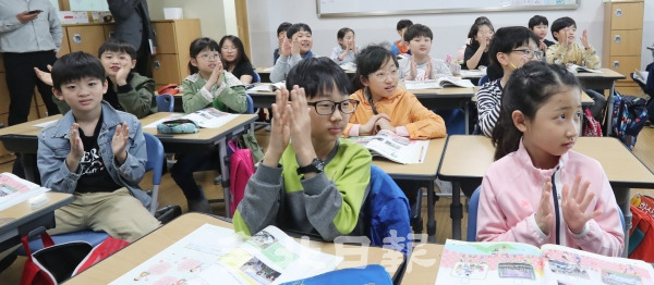 남북정상회담이 이루어진 27일 전주시 온빛초등학교 학생들이 역사적인 순간을 지켜보고 있다. 조현욱 기자