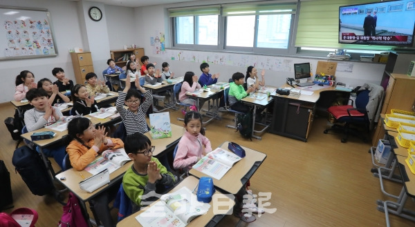 남북정상회담이 이루어진 27일 전주시 온빛초등학교 학생들이 역사적인 순간을 지켜보고 있다. 조현욱 기자