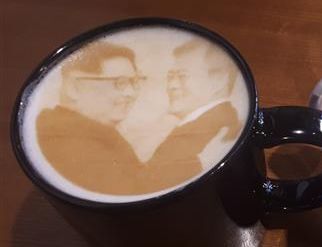 ▲ 문재인 대통령과 김정은 위원장이 포옹하는 모습이 새겨진 카페라떼.