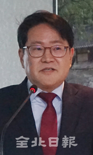 전북일보 리더스아카데미 제5기 8강의가 열린 지난 3일 우석대 공자아카데미에서 김희관 변호사가 '기업 경영시 유의할 사항'을 주제로 강의를 하고 있다. 조현욱 기자