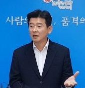 ▲ 엄윤상 평화당 전주시장 예비후보가 9일 전주시청에서 도당의 이현웅 후보 입당 추진을 비판하는 회견을 갖고 있다. 사진 제공=엄윤상 예비후보