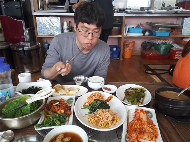 ▲ 지난 11일 점심, 본보 기자가 ‘토방’을 찾아 청국장 백반을 맛보고  있다.