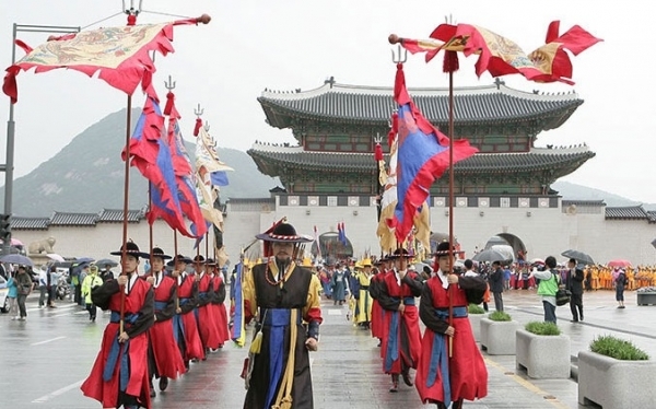 지난 2일 서울 광화문 대로에서 펼쳐진 세종대왕자 태 봉안행렬. 왕자들의 태는 경복궁 교태전에서 세태 의식을 거쳐 봉출되고, 강녕전에서 태봉지를 낙점하는 교지가 선포되면 안태사에게 인도돼 봉안행렬이 경복궁을 출발한다. 이 행렬이 성주에 도착하는 오는 17일 2018 성주생명문화축제는 막을 울린다.  /사진 제공 = 경북 성주군
