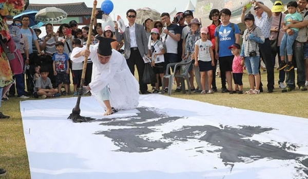 서예퍼포먼스, 박기열 서예가가 성공적인 성주생명문화축제를 기원하는 서예 퍼포먼스를 펼치고 있다. 사진은 지난해 축제 장면. /사진 제공 = 경북 성주군