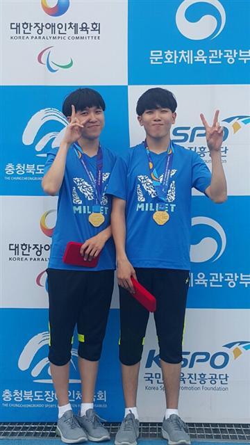 ▲ 16일 육상트랙 남자 100m 경기에서 동반 금메달을 딴 쌍둥이 형제 임진현·임진홍 군이 기념촬영을 하고 있다. 사진 제공= 전북장애인체육회