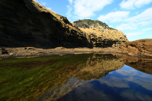 ▲ 화산재가 겹겹이 쌓이면서 형성된 용머리해안.