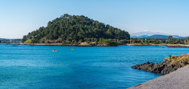 ▲ 왜구의 침입에 대비, 군량미를 쌓아 것처럼 위장했던 식산봉(食山峰) 전경