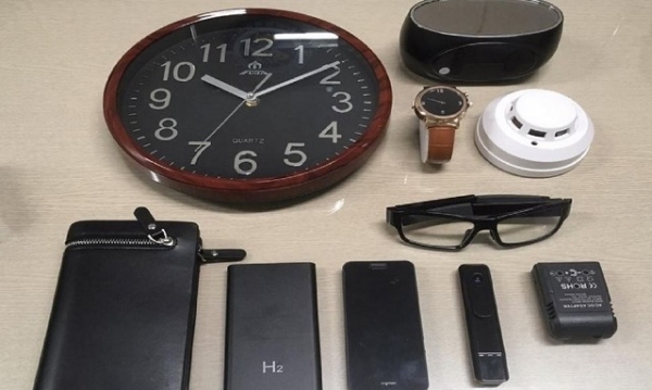 압수한 '몰카'용 위장카메라 /연합뉴스