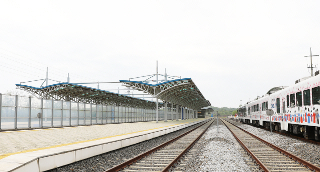 ▲ 도라산역 플랫폼에는 남쪽에서 올라온 열차만이 서 있다 비어 있는 선로에는 북쪽에서 내려오는 열차가 정차한다.