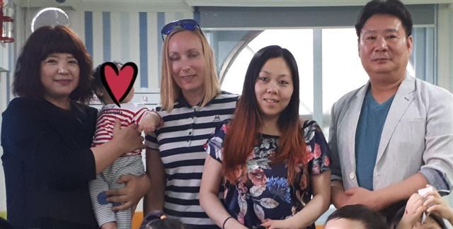 ▲ 지난 23일 캐서린씨가 전주영아원을 찾았다. 오른쪽에서 두번째.