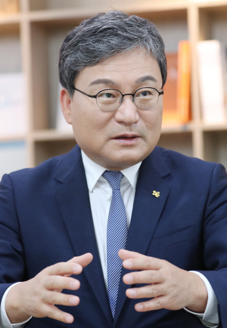 ▲ 취임 100일을 앞둔 중소기업진흥공단 이상직 이사장이 이달초 본보와의 인터뷰에서 전북의 경제구조 재편에 대해 말하고 있다. 조현욱 기자