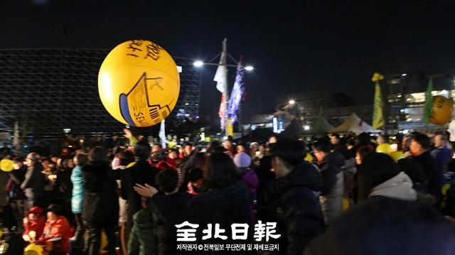 ▲ 지난해 1월 7일, 전주 풍남문 광장에서 열린 촛불집회 장면. 라이브 스트리밍으로 현장을 전했다. 권혁일 기자