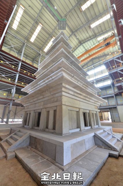 ▲ 막바지 복원작업 중인 익산 미륵사지 석탑. 1998년 복원이 시작돼 해체하는 데만 10년이 걸린 미륵사지 석탑은 올해 말 완전한 형태를 되찾게 된다. 박형민 기자