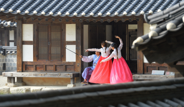 ▲ ‘슬로시티’ 전주의 한옥마을에서 여유를 즐기는 방문객들.